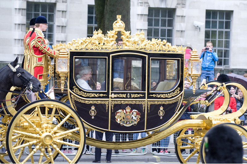 Brytyjscy konserwatyści chronią królowej, polscy – chrześcijaństwa