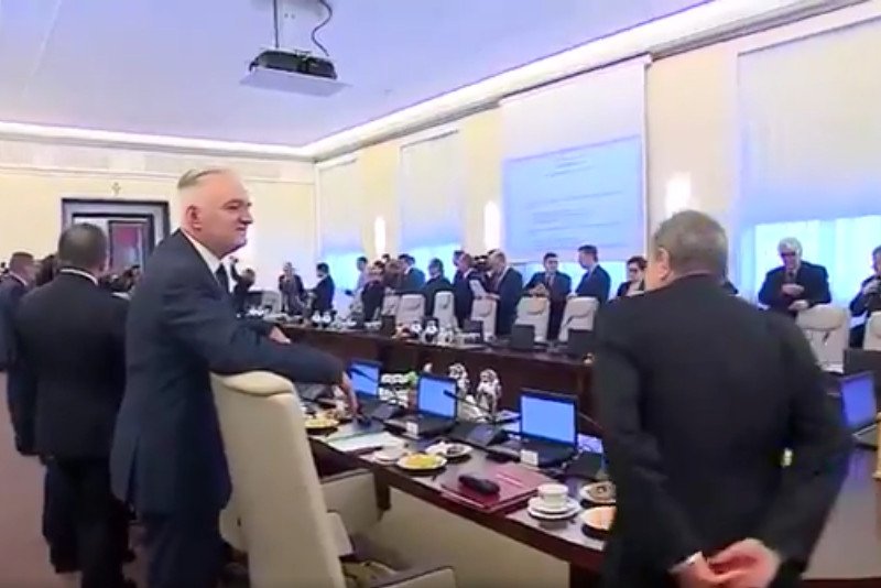 Gliński i Gowin kradną jabłko premierowi.