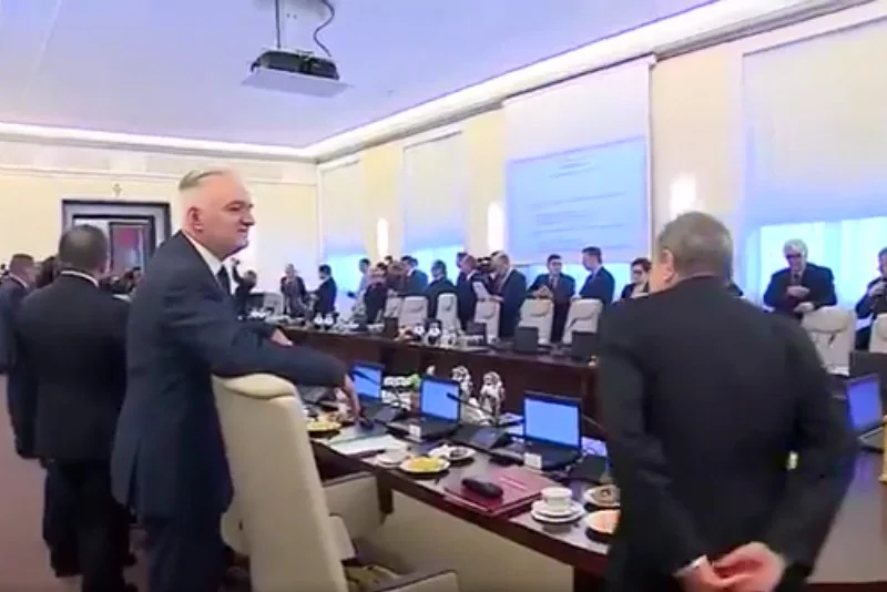 Gliński i Gowin kradną jabłko premierowi.