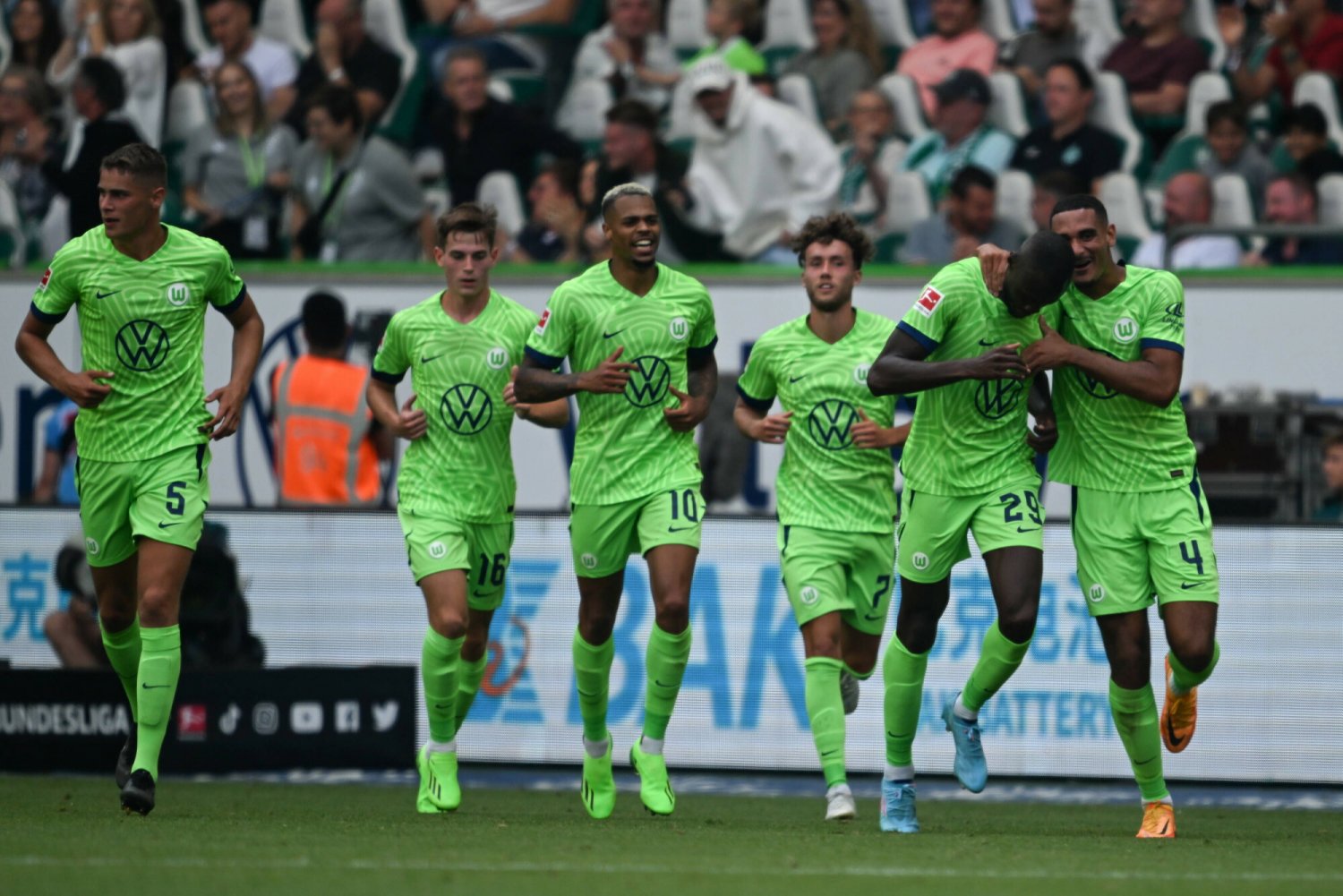 Jakub Kamiński (nr 16) zadebiutował w Wolfsburgu, ale nie zdołał zapewnić swojej drużynie zwycięstwa