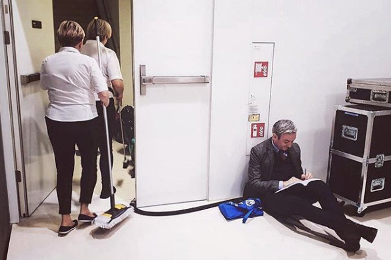 Kulisy pracy Roberta Biedronia, czyli polityk bez zadęcia i wybujałego ego.