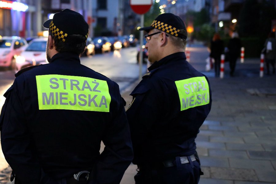 Strażnicy miejscy złapali na gorącym uczynku parę, która uprawiała seks oralny na placu Szczepańskim w Krakowie.