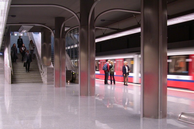 Stacja metra Ratusz Arsenał – w noc sylwestrową będzie nieczynna od godziny 21.00 do 2 w nocy.