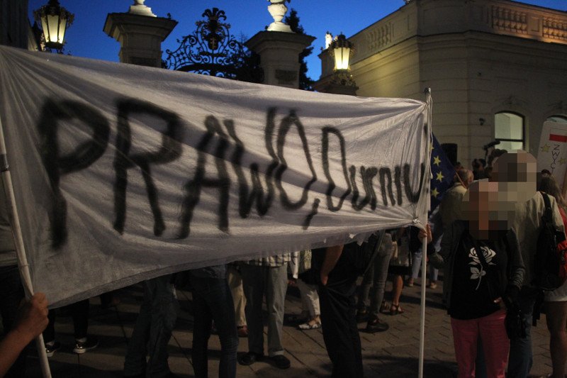 W serwisie wykop.pl pojawił się apel, aby w sylwestra o godz. 19.00 w centrach wszystkich miast odbyły się protesty.