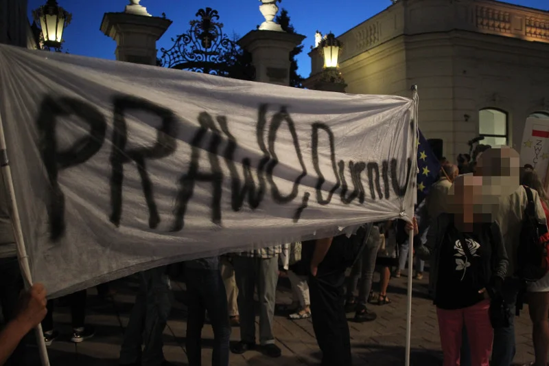W serwisie wykop.pl pojawił się apel, aby w sylwestra o godz. 19.00 w centrach wszystkich miast odbyły się protesty.