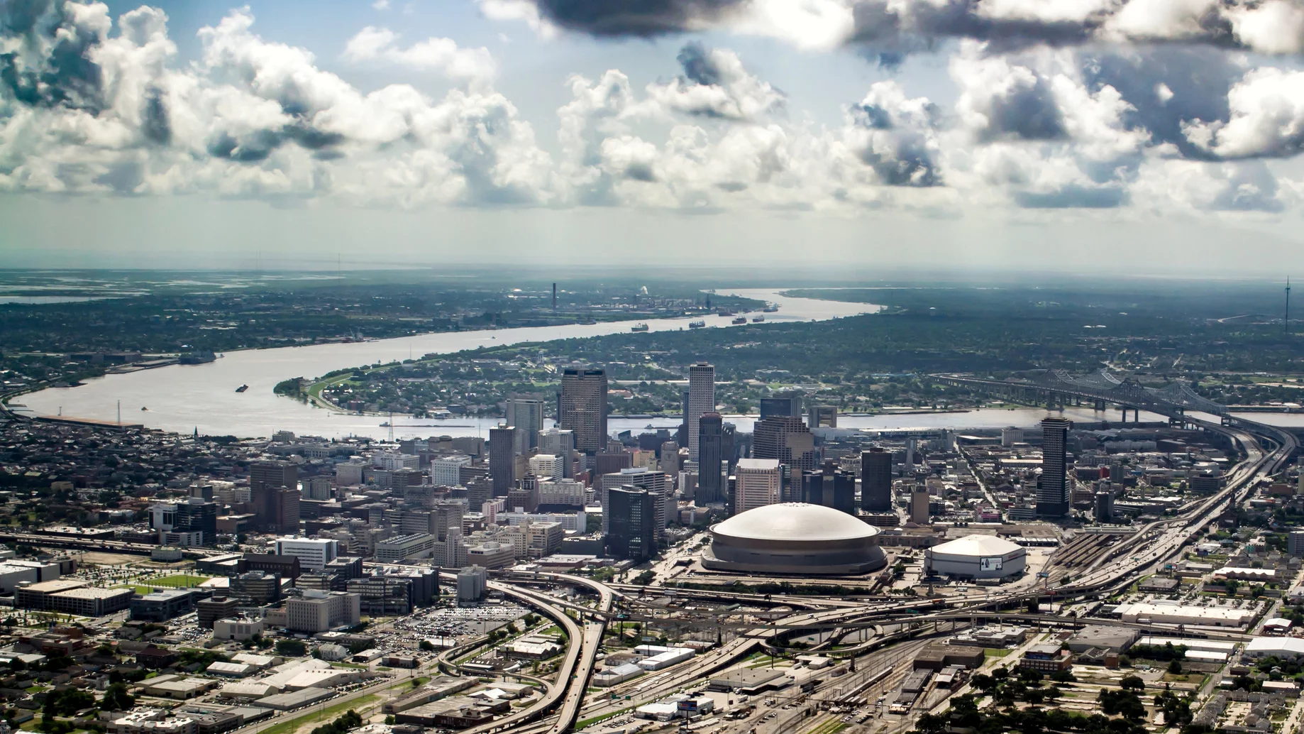 Widok z lotu ptaka na Nowy Orlean ze stadionem Superdome w tle.