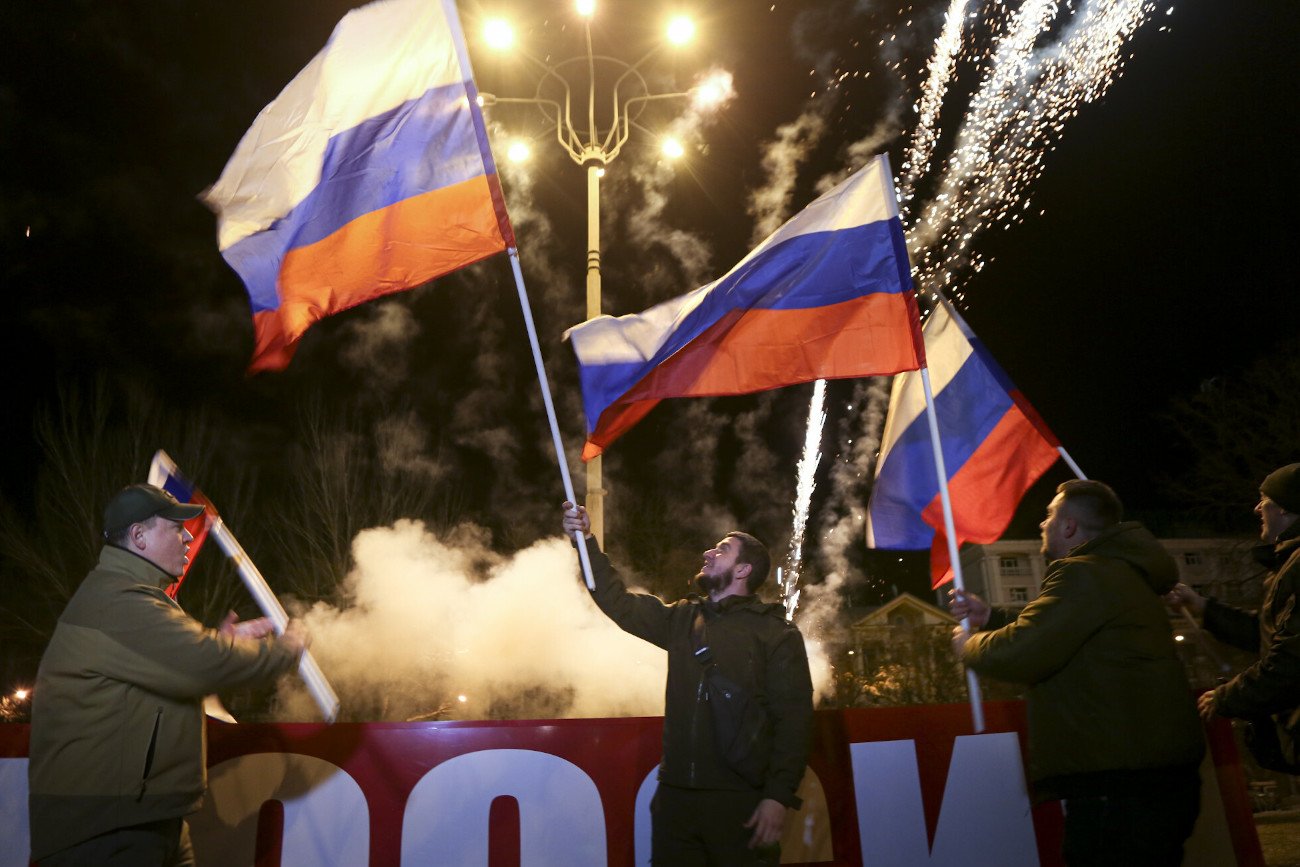 21 lutego 2022 roku Rosja uznała niepodległość Ługańskiej i Donieckiej Republiki Ludowej. Świat obiegły zdjęcia z Doniecka, jak zwolenników Putina miała opanować radość.