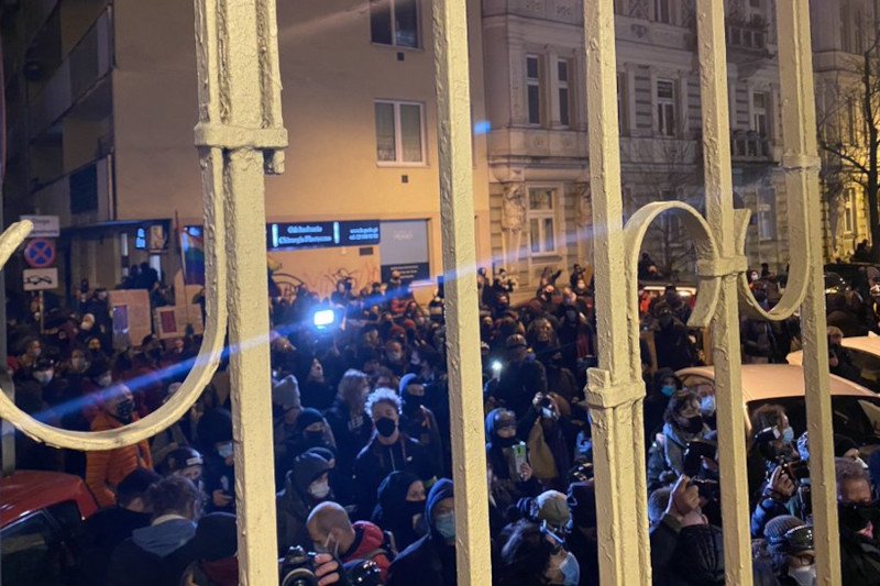 Po zatrzymaniu dziennikarki Agaty Grzybowskiej przed komendą na Wilczej protestowano, żądając jej uwolnienia.