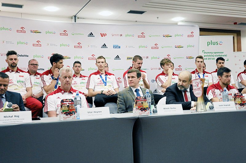 Polscy siatkarze wraz z trenerem Vitalem Heynenem wzięli udział w pierwszej konferencji prasowej po powrocie do kraju.