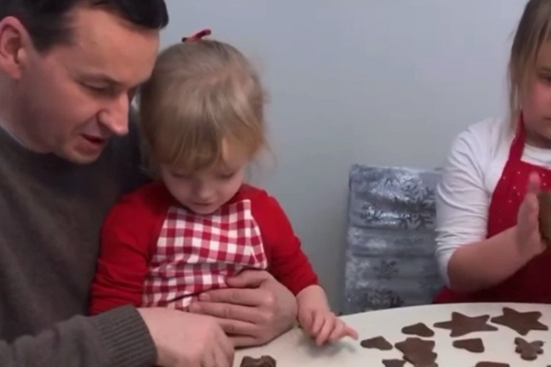 Mateusz Morawiecki pokazał nagranie z rodzinnego pieczenia pierników.