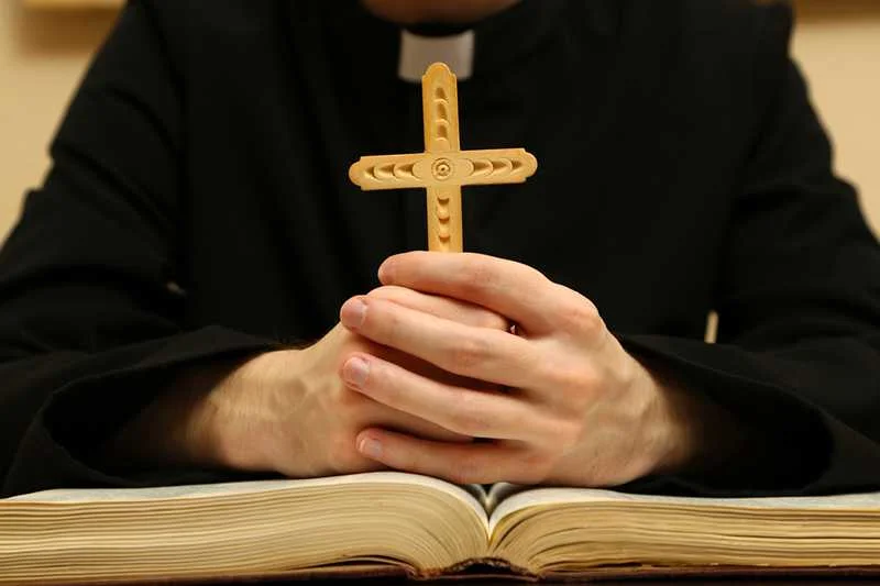 Katolicki ksiądz ujawnił swoją orientację seksualną i skrytykował Kościół za homofobię.