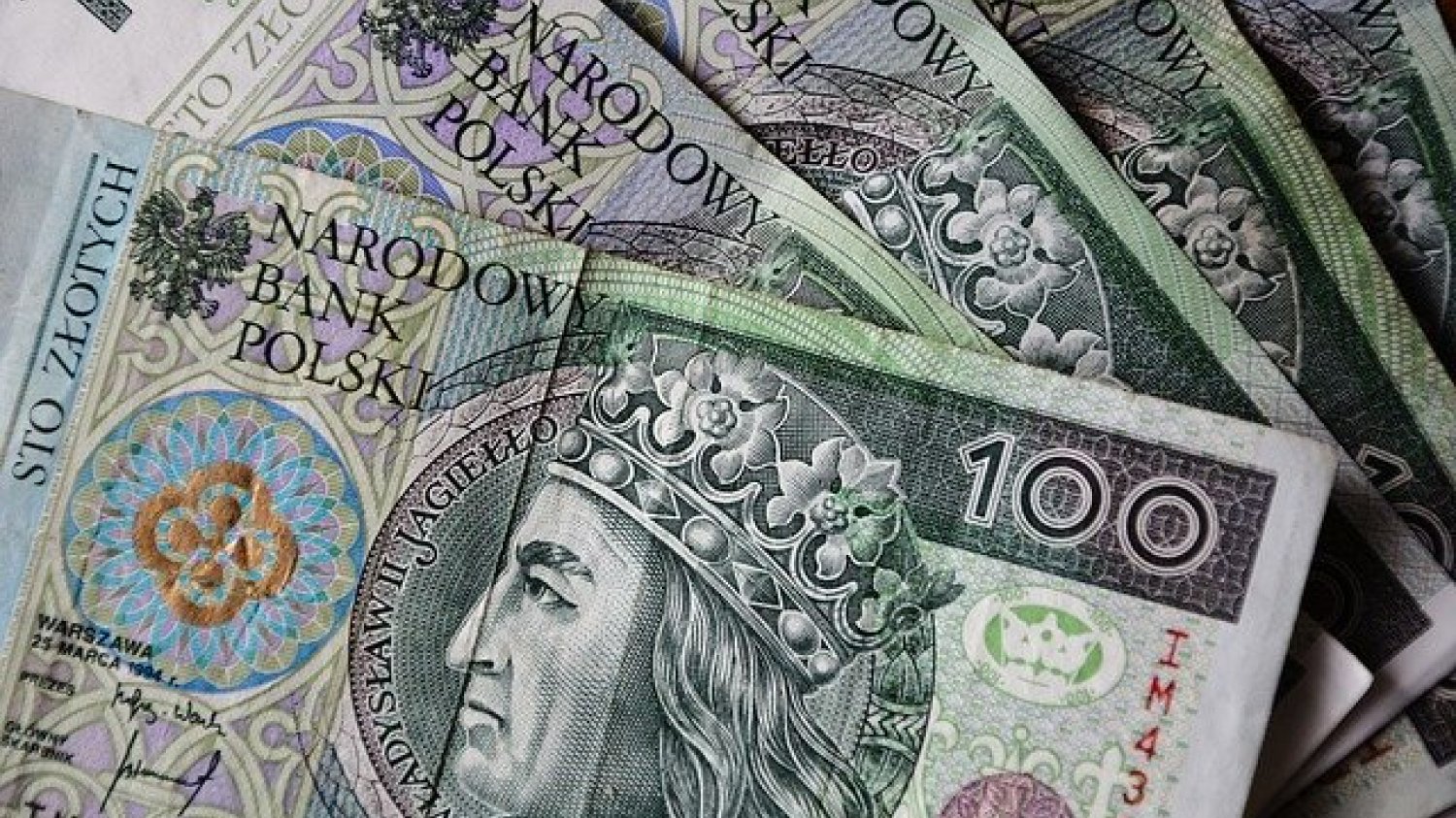 Pieniądze, banknoty, gotówka a koronawirus (covid-19). Ryzyko zakażenia podczas płacenia