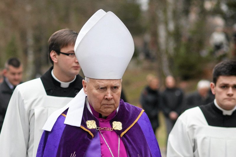 Abp Gocłowski krytykuje Andrzeja Dudę.