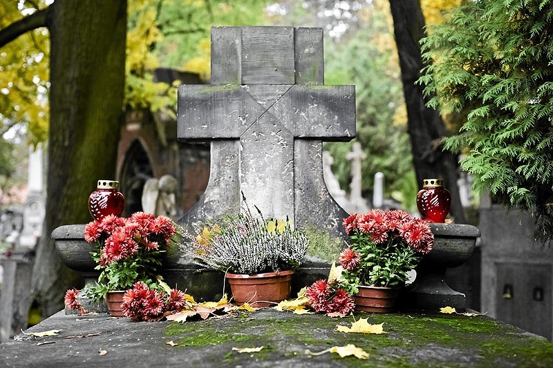 Grób wcale nie musi być zaniedbany, by trafił do likwidacji. Wystarczy opłacić go na koleje lata