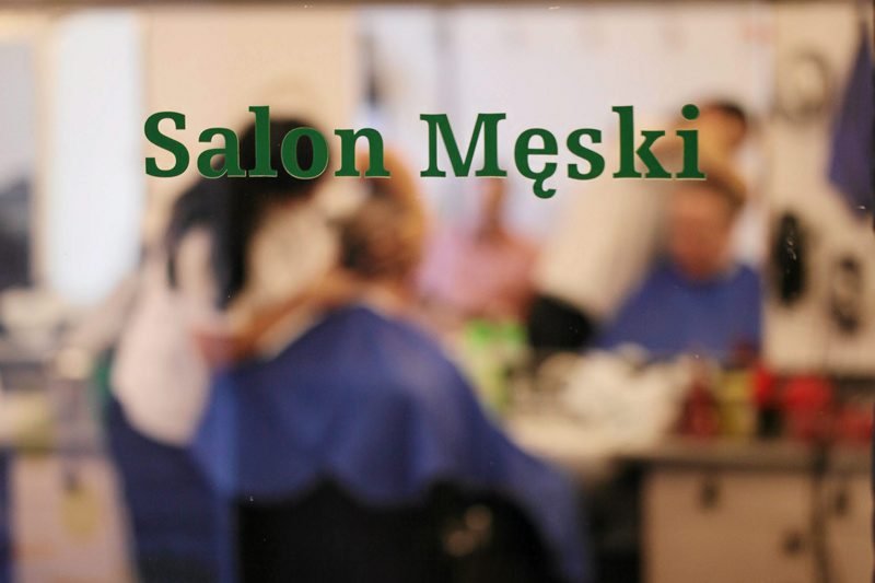 Niektórzy mieszkańcy wielkich miast chcąc zaoszczędzić pieniądze, jadą do mniejszych miejscowości. Chwalą sobie tamtejsze usługi.