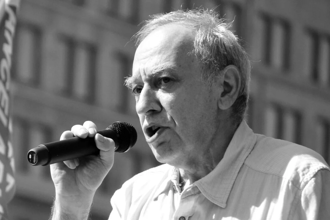 Nie żyje Adam Sandauer. Nie żyje Adam Sandauer.