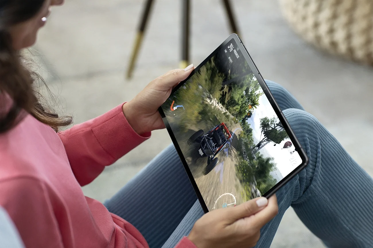 Lenovo Tab P11 Pro to jeden z najsmuklejszych i najwydajniejszych tabletów na rynku, idealny dla osób oddających się rozrywce po godzinach pracy zdalnej