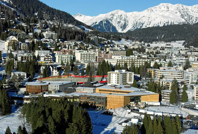 Centrum Kongresowe w Davos gdzie od 1971 roku odbywają się kolejne edycje Światowego Forum Ekonomicznego. Fot. [url=http://bit.ly/1TXef2Z]World Economic Forum[/url] / [url=http://bit.ly/1dMkpTr]CC BY-SA 2.0[/url]