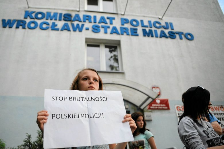 Protest przed wrocławskim komisariatem po śmierci Igora Stachowiaka.