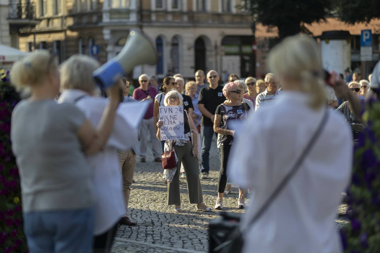 Działaczka Prawa i Sprawiedliwości Stefania Ratajczak wzięła udział we wtorkowej demonstracji w obronie wolności mediów w Lesznie.