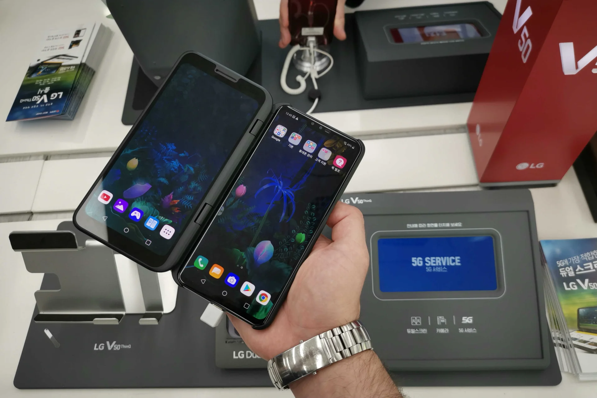 LG V50 ThinQ 5G, czyli smartfon z dodatkowym ekranem. W Korei już znajdziesz go półkach sklepowych.