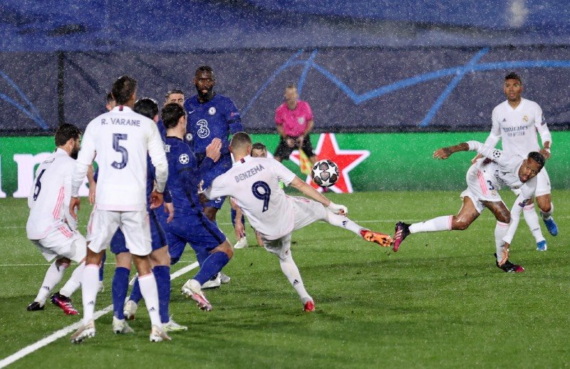 Karim Benzema chwilę przed zdobyciem wyrównującego gola. Liga Mistrzów: Real Madryt zremisował z Chelsea Londyn.