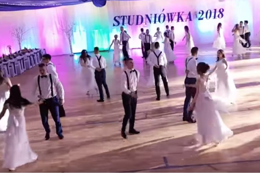 Uczniowie IV LO w Białej Podlaskiej zamiast poloneza zatańczyli walca. Internauci są zachwyceni.