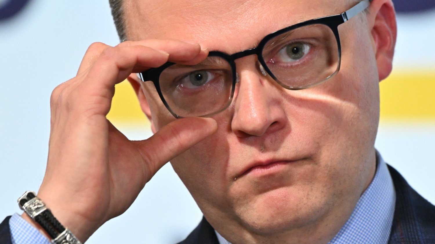 Czy PSL dla pieniądze na kampanię Szymona Hołowni? Losy wsparcia finansowego nadal się ważą przed sobotnim posiedzeniem Rady Naczelnej ludowców. Szymon Hołownia trzymający podtrzymujący oprawkę okularów na twarzy za pomocą prawej dłoni.