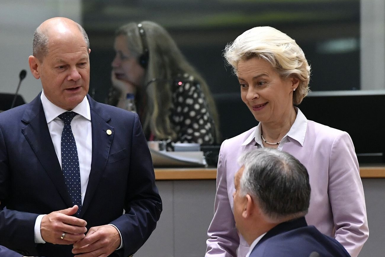 Kanclerz Niemiec Olaf Scholz i premier Węgier Viktor Orban na Radzie Europejskiej w Brukseli