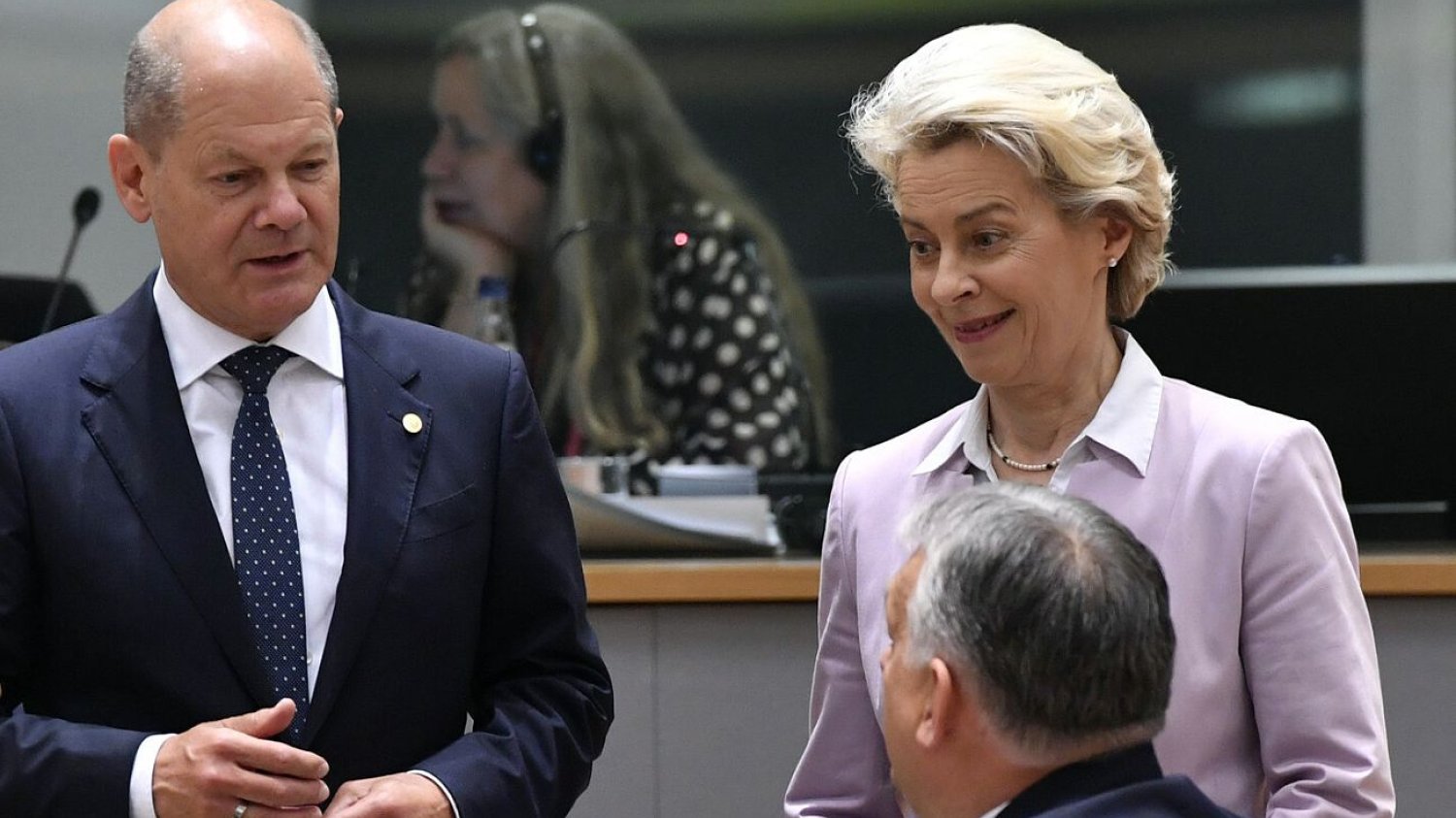 Kanclerz Niemiec Olaf Scholz i premier Węgier Viktor Orban na Radzie Europejskiej w Brukseli