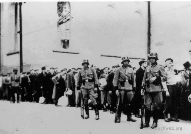 Tarnów - polscy więźniowie polityczni oczekują na transport do Auschwitz.