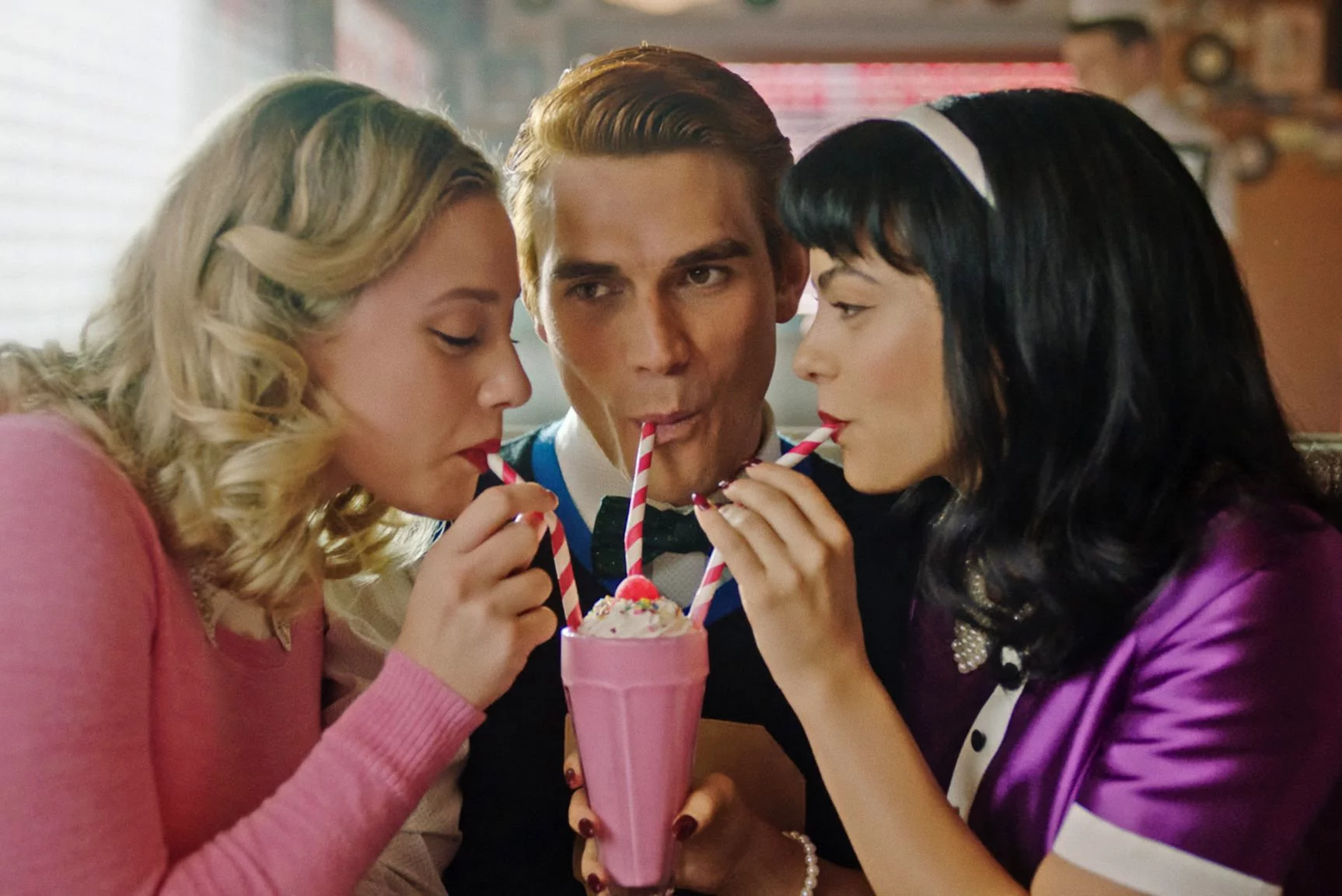 Lili Reinhart, KJ Apa i Camila Mendes w "Riverdale".