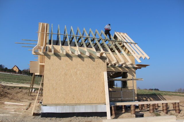 Dom szkieletowy, drewniany całoroczny, od letniskowego nie różni się wyglądem zewnętrznym tylko podatkiem VAT na fakturze.