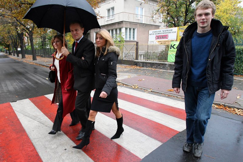 Michał Tusk (pierwszy po prawej) z rodziną