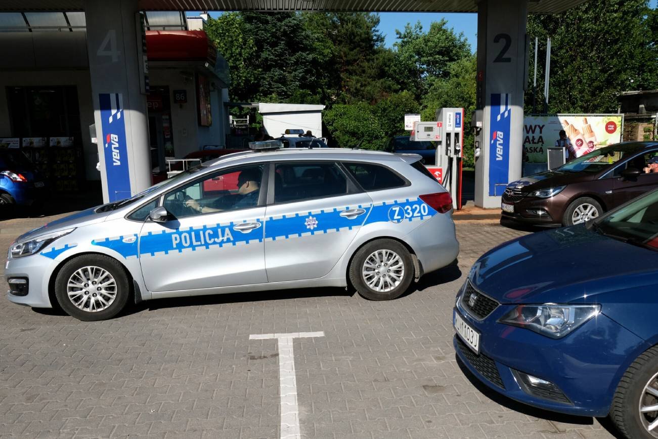 Kierowca Opla uderzył w skuter, który zarysował BMW. Olsztyn