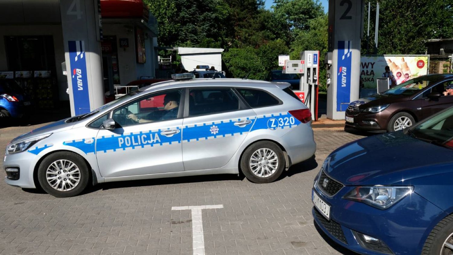 Kierowca Opla uderzył w skuter, który zarysował BMW. Olsztyn