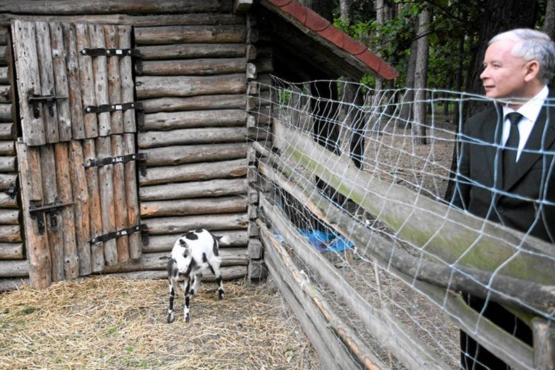 Jarosław Kaczyński jako kandydat na prezydenta w 2010 roku odwiedził gospodarstwo w Wiktorowie (województwo mazowieckie).