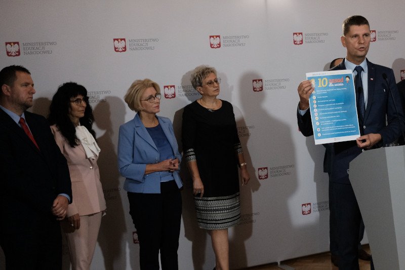 Wicedyrektorka warszawskiej podstawówki (pierwsza z lewej) zdradziła, jak należy myśleć o koronawirusie.