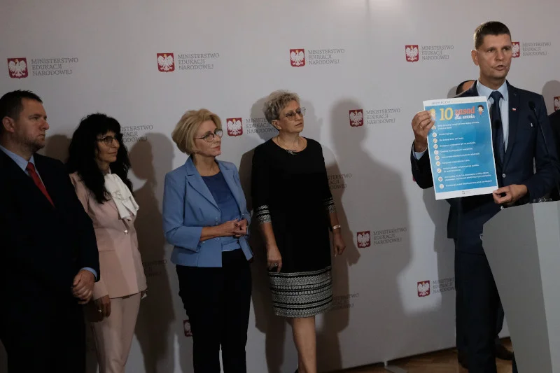 Wicedyrektorka warszawskiej podstawówki (pierwsza z lewej) zdradziła, jak należy myśleć o koronawirusie.