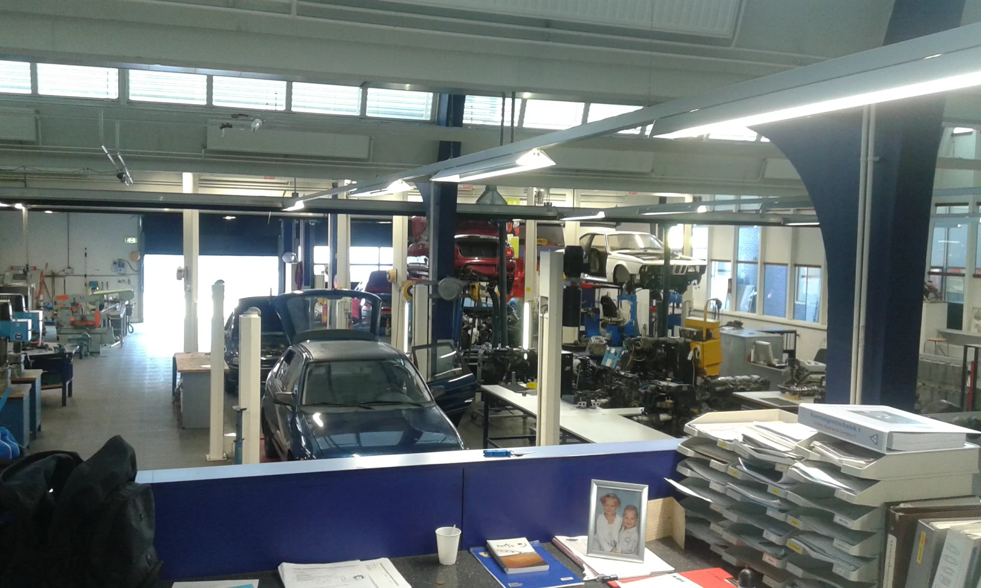 Pracownia dla uczniów mechaniki samochodowej w holenderskiej zawodówce