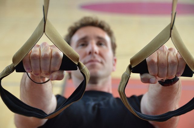 Trening w zawieszeniu wykorzystuje system specjalnie przygotowanych w tym celu taśm