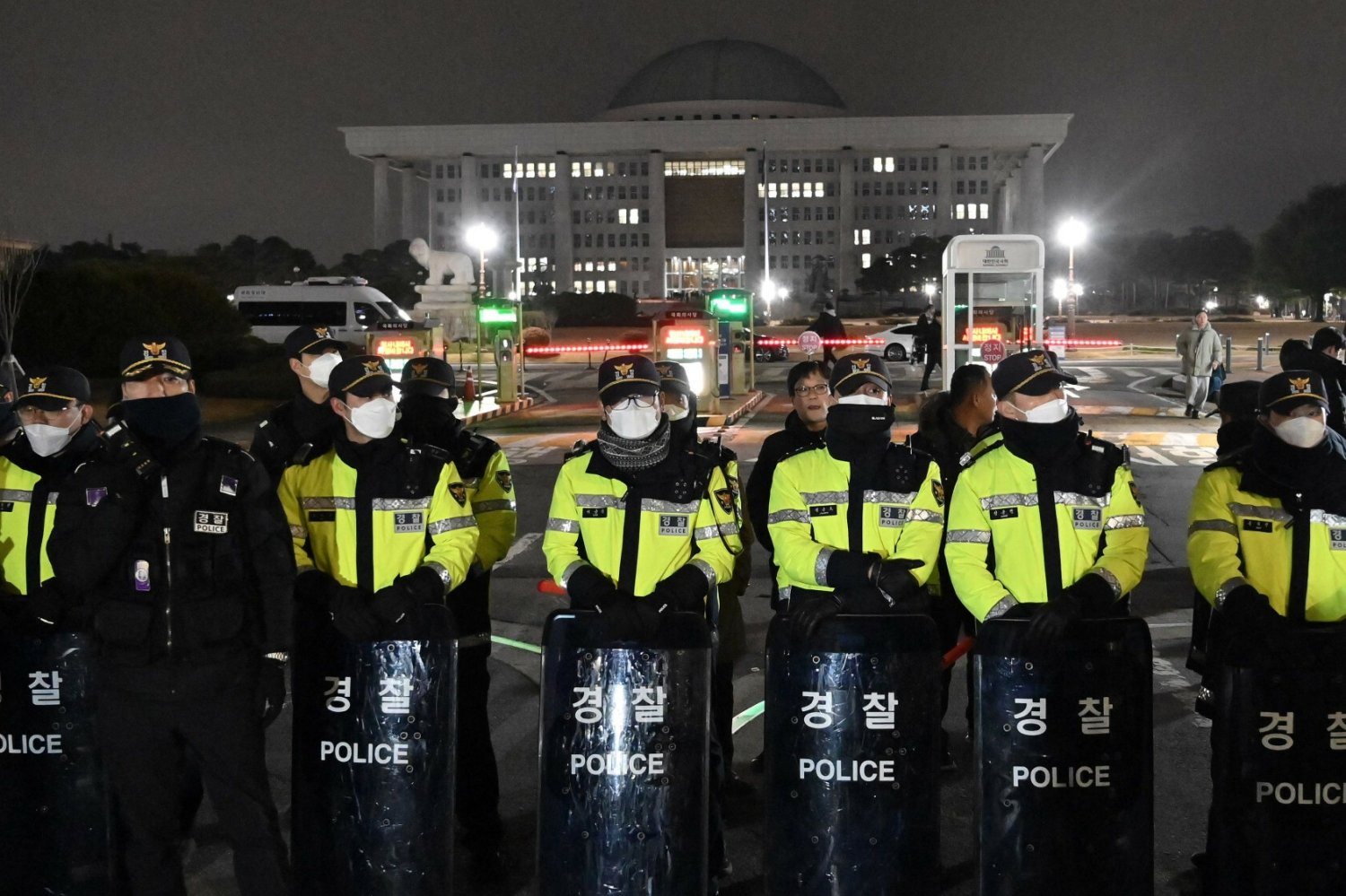 W Korei Południowej wprowadzono stan wojenny. Wojsko przed parlamentem. W Korei Południowej nagle wprowadzono stan wojenny.