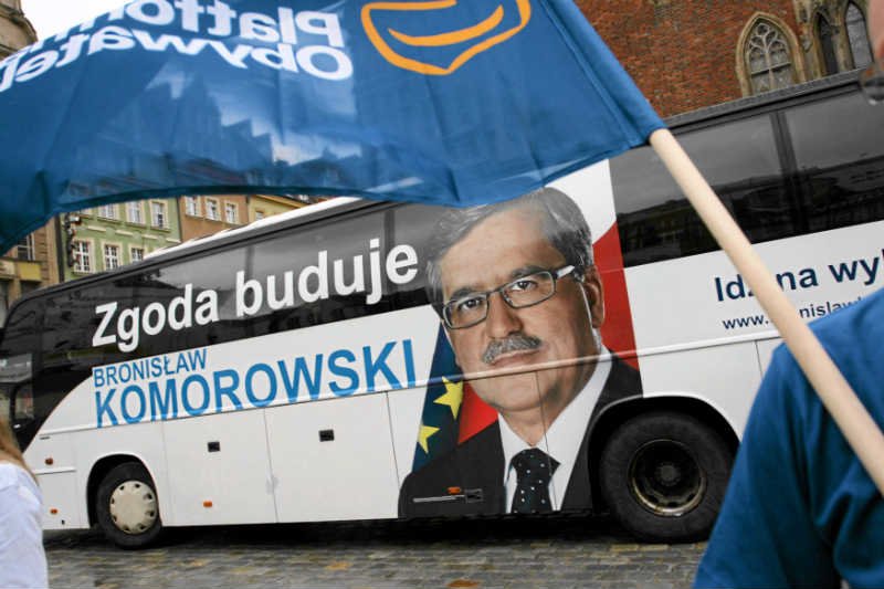 Wysłanie Bronisława Komorowskiego w podróż autobusem to ryzykowny ruch sztabu PO.