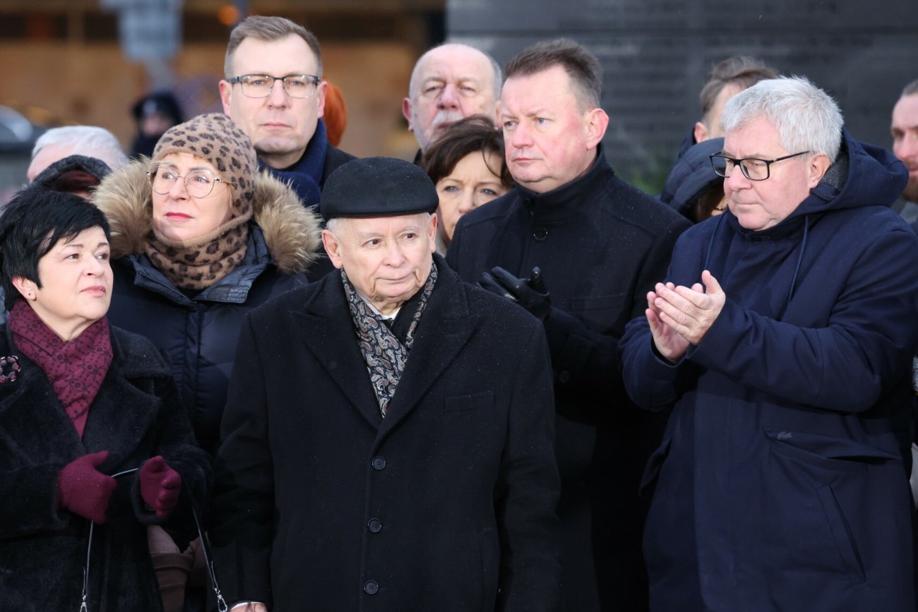 Obchody miesięcznicy smoleńskiej. Ryszard Czarnecki umoczony w aferę Collegium Humanum pojawił sie u boku Jarosława Kaczyńskiego.