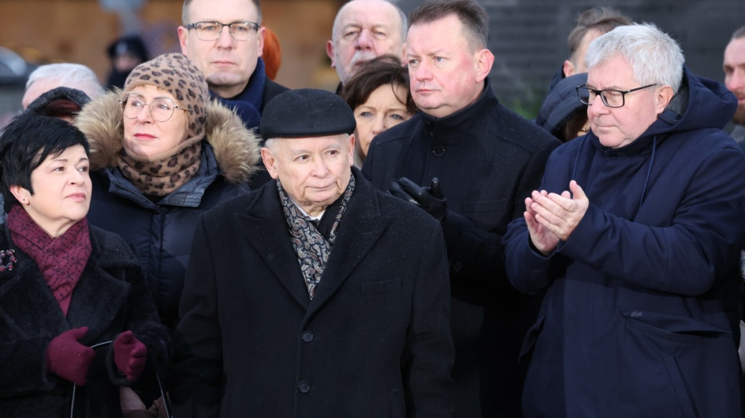 Miesięcznicza smoleńska. Polityk umoczony w aferę Collegium Humanum pojawił się na obchodach. Obchody miesięcznicy smoleńskiej. Ryszard Czarnecki umoczony w aferę Collegium Humanum pojawił sie u boku Jarosława Kaczyńskiego.