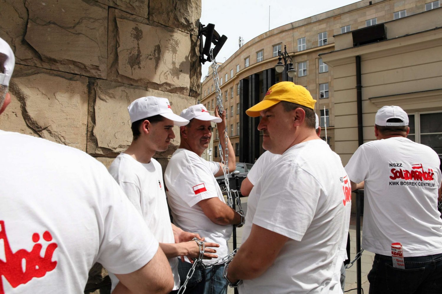 Protestujący obwiązują barierki wokół Sejmu łańcuchami