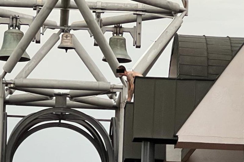 Wszedł na dzwonnicę kościoła z granatem w dłoni. 31-latka z Gliwic doprowadzono do sądu