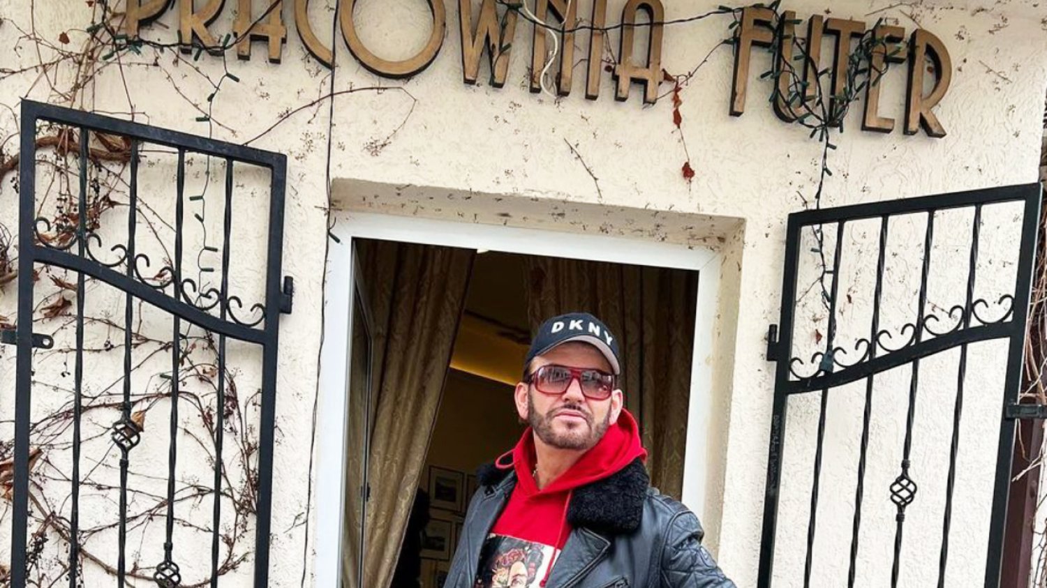 Gabriel z "Królowych życia" rozsierdzony. Ktoś obrzucił jego lokal jajkami