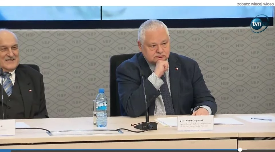 Adam Glapiński podczas konferencji prasowej nt. zarobków pracowników NBP.