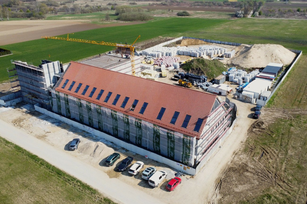 Budowa fundacji Profeto, przy ul. Dobrodzieja w gminie Wilanów – tak było w kwietniu 2023 roku.